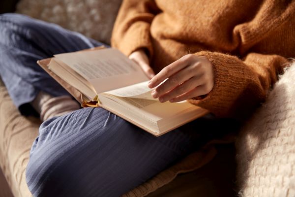 Man leest boek - wat doet lezen voor je gezondheid