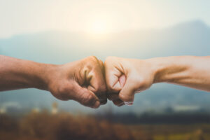 Man giving fist bump - samenwerking leefstijl nitaitieven