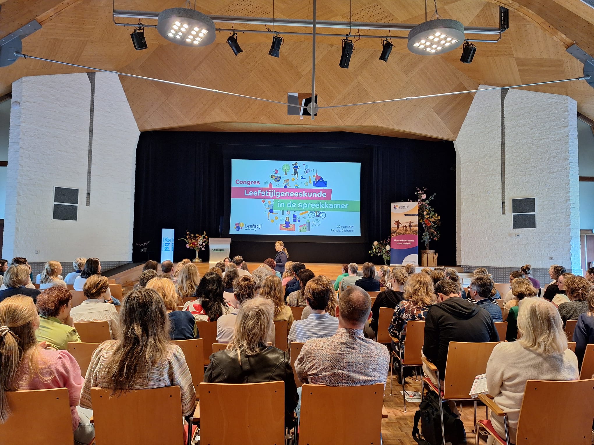 Congreszaal bij congres Leefstijlgeneeskunde in de spreekkamer